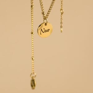Bracelet doré avec pendentif suspendu gravé en français Nour