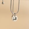 Zoom sur le pendentif du cracelet argenté - gravure laser en arabe Espoir