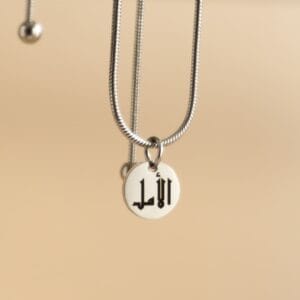 Zoom sur le pendentif du cracelet argenté - gravure laser en arabe Espoir
