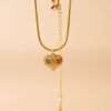 Un message d'amour gravé sur un pendentif en forme de coeur, accroché à une chaine ronde