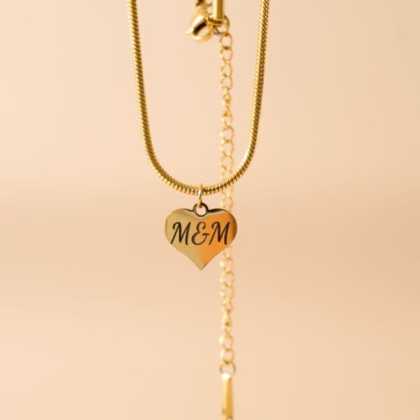 Un message d'amour gravé sur un pendentif en forme de coeur, accroché à une chaine ronde