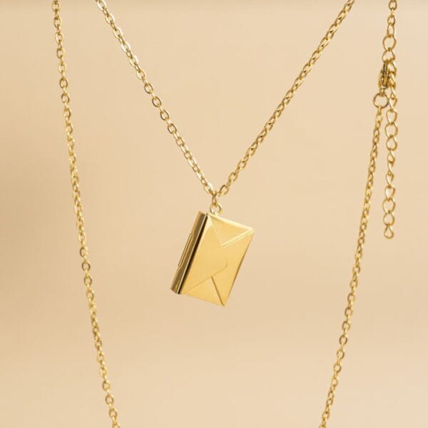 collier enveloppe doré