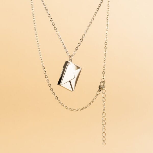 collier enveloppe élégant argenté