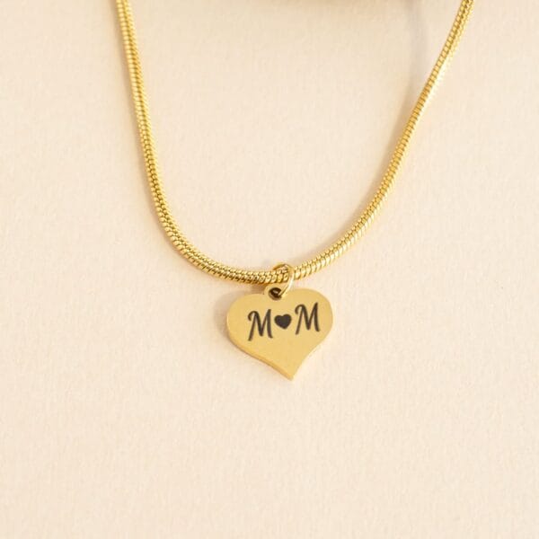 Collier en acier personnalisé rond élégant avec un pendentif gravé - message d'amour