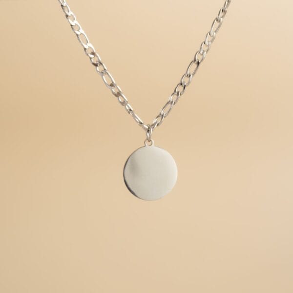 pendentif suspendu à une chaine en anneaux