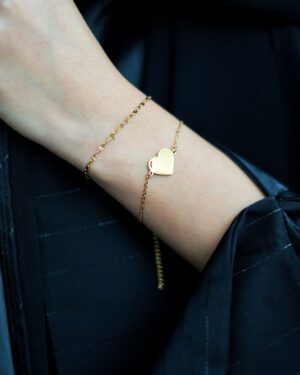 deux braceletsportés par un mannequin vétu en noir