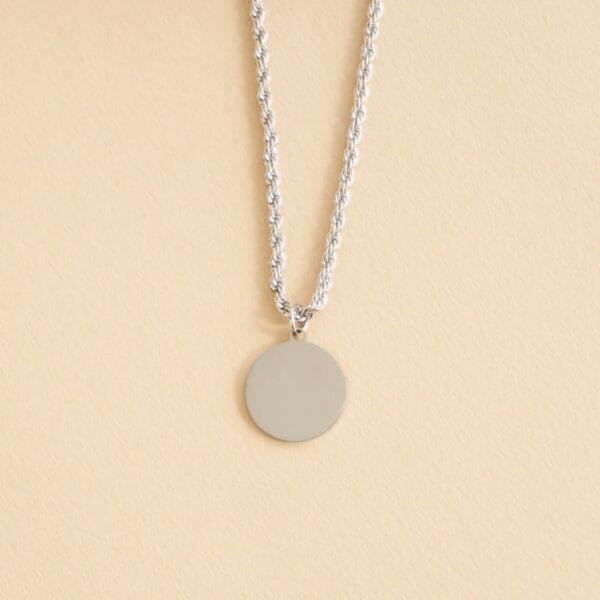 chaine en forme de corde couleur argent avec pendentif rond
