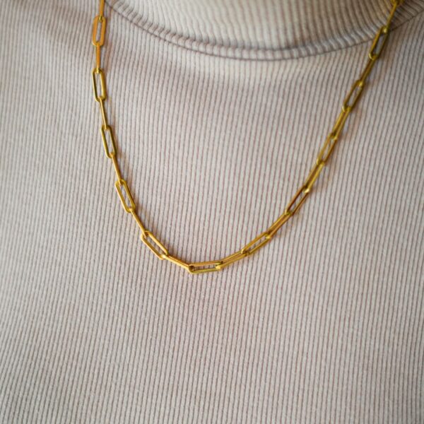 Collier en anneaux dorés porté au cou