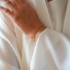 Bijoux personnalisé mis au poignet, avec pendentif gravé