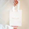Sac cadeau Papillon et Libellule porté à deux mains