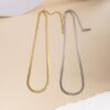 deux colliers couleur or et argent plats