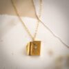 Chaine en acier inoxydable, avec pour pendentif une lettre ouverte
