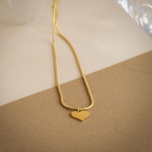 Chaine dorée avec un coeur en pendentif