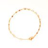 Bracelet couleur or sur fond blanc