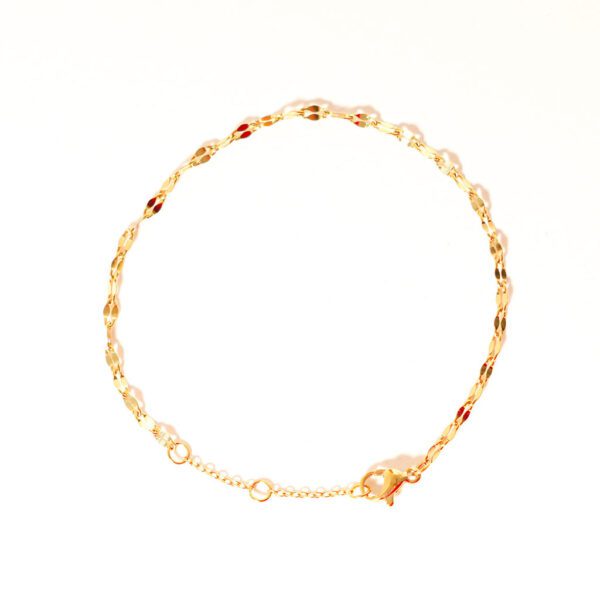 Bracelet couleur or sur fond blanc