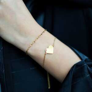un bracelet avec un coeur à personnaliser et un autre simple et raffiné, au poignet
