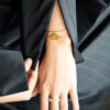 un bracelet avec un coeur à personnaliser et un autre simple et raffiné, au poignet