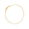 Bracelet fin élégant, doré, sur fond blanc