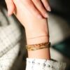 Lot de 4 bracelet doré portés au poignet