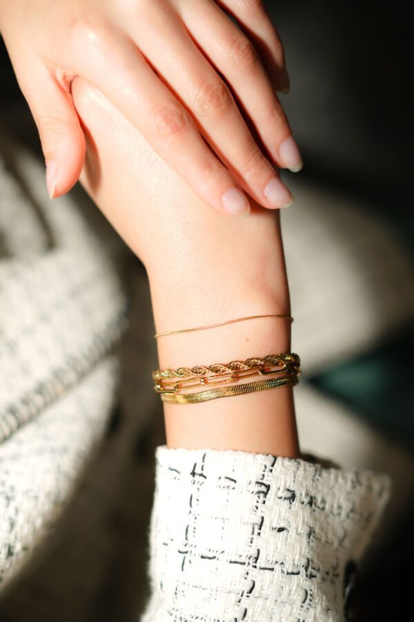Lot de 4 bracelet doré portés au poignet