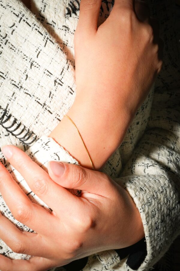 BRacelet fin doré au poignet