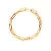 bracelet doré à anneaux sur fond blanc
