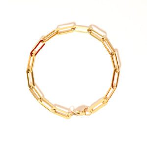 bracelet doré à anneaux sur fond blanc