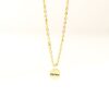 Bijou à personnalisé, sur fond blanc. COllier et pendentif gravé