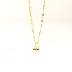 Bijou à personnalisé, sur fond blanc. COllier et pendentif gravé