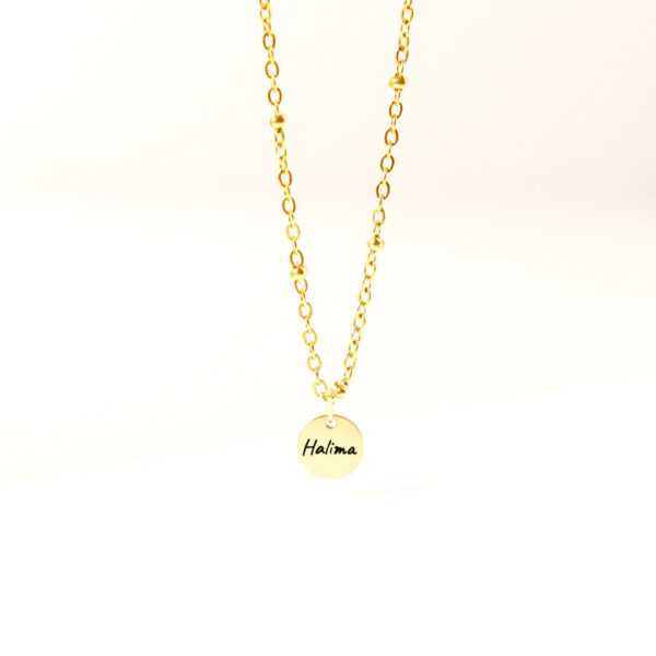 Bijou à personnalisé, sur fond blanc. COllier et pendentif gravé