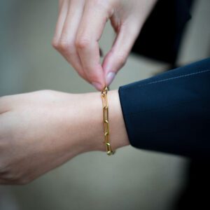 Bracelet à anneaux, doré, tenu au poignet