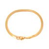 Bracelet plat doré sur fond blanc