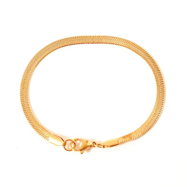 Bracelet plat doré sur fond blanc
