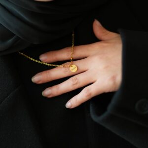 Petit disque garvé "Halima" mise en avant sur mannequin vétu de noir