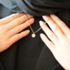 Petit disque garvé "Halima" mise en avant sur mannequin vétu de noir