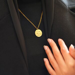 Collier I love you to the moon and back, gravé, porté sur vêtement noirs