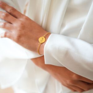 Bracelet personnalisé du nom Sarah mis au poignet