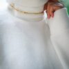 Collier ljubezen porté sur un col roulé blanc