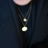 lot de deux collier dorés, vêtement voile noir