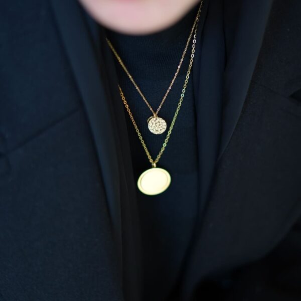 lot de deux collier dorés, vêtement voile noir