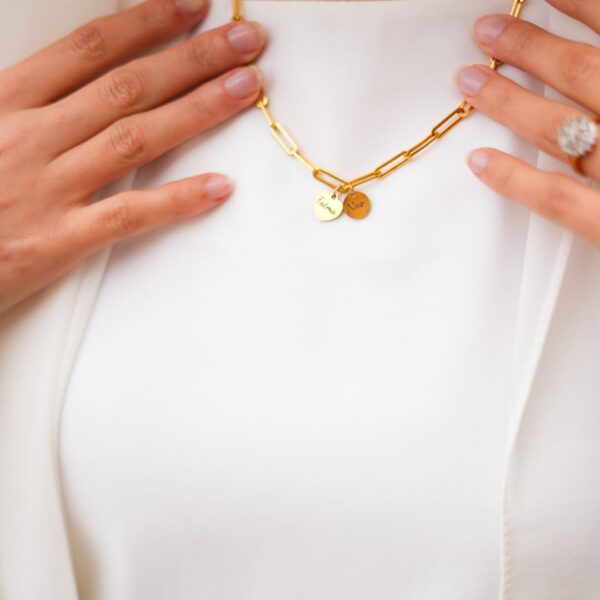 deux pendentif sur le bijou à anneaus - collier - porté sur vêtement blancs