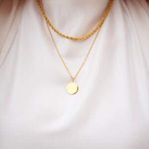 Lot de deux collier porté sur haut blanc
