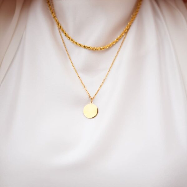 Lot de deux collier porté sur haut blanc