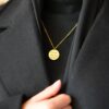 Collier personnalisé avec I love you to the moon and back, gravé, porté sur vêtement noirs. Bijou personnalisé
