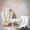 Atelier de personnalisation Papillon et Libellule. Plusieurs bijoux exposés sur différents portoirs