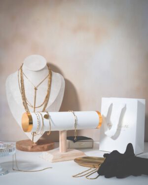 Atelier de personnalisation Papillon et Libellule. Plusieurs bijoux exposés sur différents portoirs