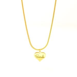 Collier doré personnalisé avec pendentif gravé du nom de Sarah