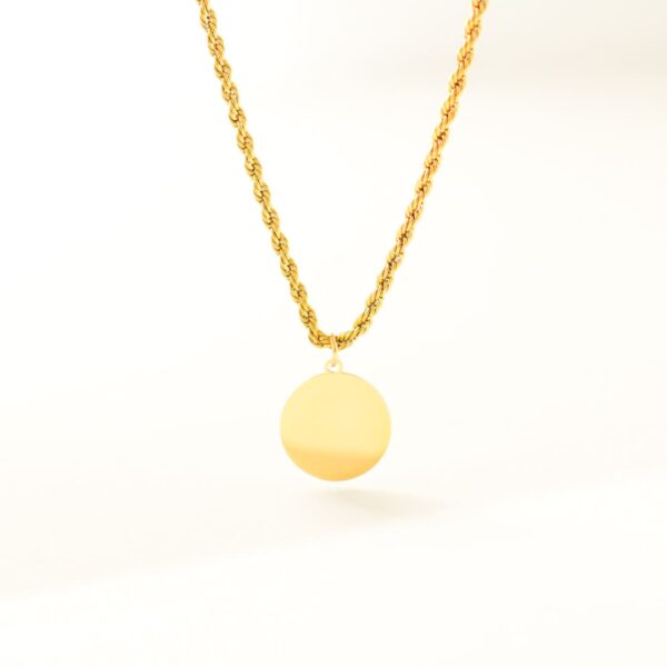 chaine dorée en forme de corde et son pendentif