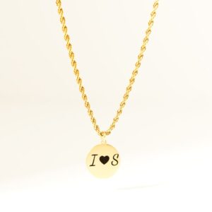 chaine dorée en forme de corde et son pendentif