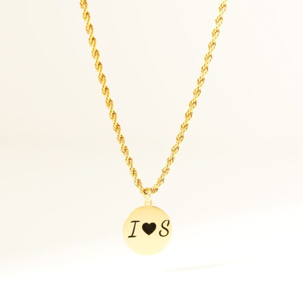 chaine dorée en forme de corde et son pendentif
